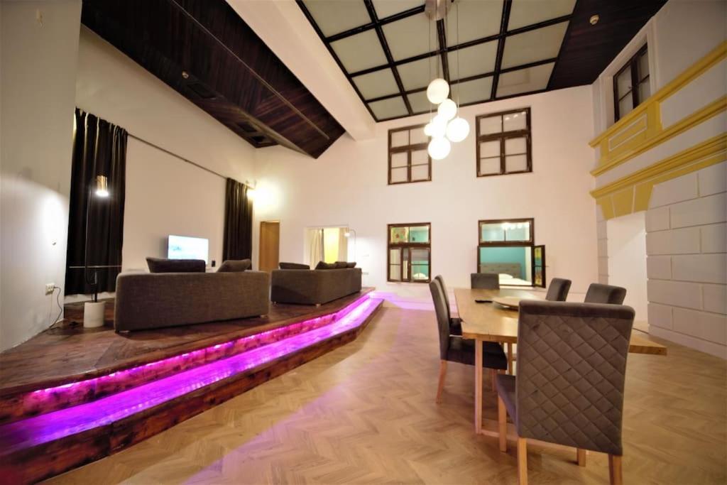 Appartamento The Theatre / Old Town & Balcony Riga Esterno foto