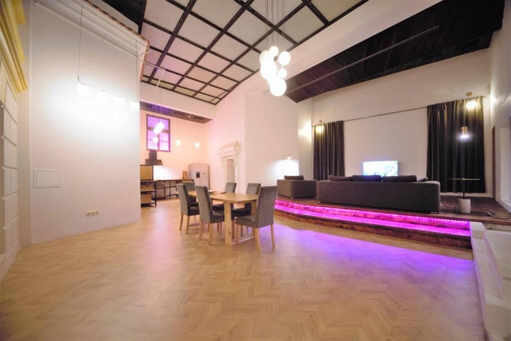 Appartamento The Theatre / Old Town & Balcony Riga Esterno foto